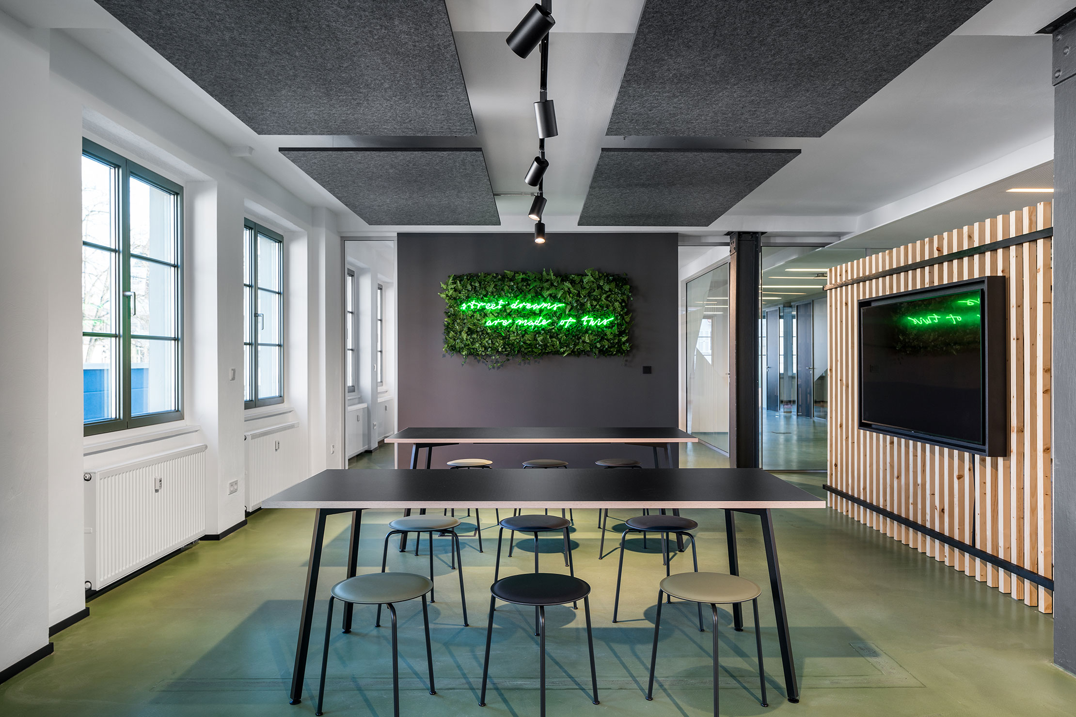 whythefriday-asphaltgold-office_10-2220x1480