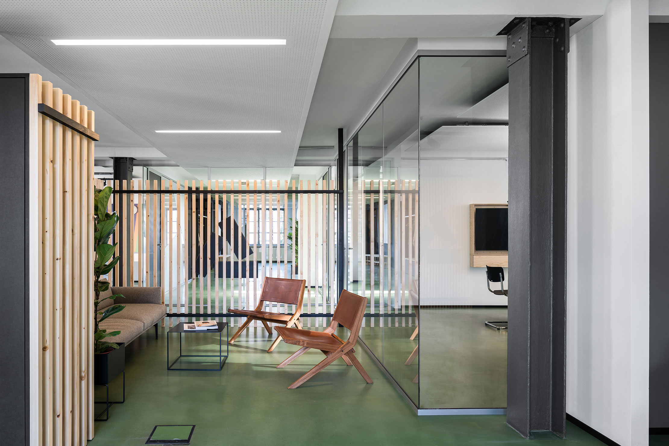 whythefriday-asphaltgold-office_12-2220x1480